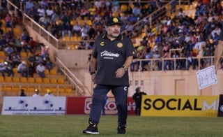 La primera derrota de Diego Armando Maradona como director técnico en el futbol mexicano, fue en territorio oaxaqueño. Aquel 22 de septiembre de 2018, la estrella del futbol argentino debutó como estratega de los Dorados de Sinaloa, pero tras un partido que se tornó violento, fue derrotado 1 a 0 ante los Alebrijes de Oaxaca.
(ARCHIVO)