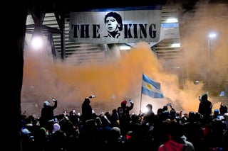  Una pancarta con la camiseta número 10 y un retrato del argentino Diego Armando Maradona, fallecido este miércoles a los sesenta años por un paro cardiorrespiratorio, han sido colocadas en las gradas del estadio San Paolo napolitano. (ARCHIVO)