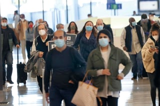 Millones de estadounidenses viajaron en avión y automóvil antes del Día de Acción de Gracias, que se festeja en el país el jueves, a pesar del riesgo de agravar más la pandemia de coronavirus. (ARCHIVO) 