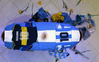 Autoridades argentinas retiraron esta tarde el féretro con los restos de Diego Maradona de una capilla montada en la Casa Rosada, debido a que se registraron diversos incidentes. (EFE)
