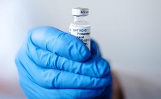 El primero de diciembre la Dirección de Medicamentos y Alimentos de Estados Unidos, informará si aprueba o no la distribución de la vacuna contra COVID-19 de Pfizer, de obtener una respuesta negativa, no se podría aprobar la distribución en otros países. (ARCHIVO)