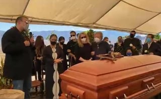 El último adiós. La familia Aguilar se despidió ayer de Flor Silvestre con un emotivo funeral.