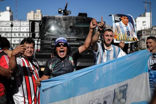 Los disturbios registrados este jueves en el multitudinario velatorio de Diego Armando Maradona desataron fuertes acusaciones cruzadas entre el Ejecutivo de Alberto Fernández y el Gobierno de la ciudad de Buenos Aires, respecto a las responsabilidad en el fallido operativo de seguridad.
(EFE)