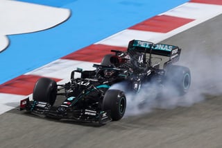  Lewis Hamilton (Mercedes), que hace dos domingos igualó el récord histórico de siete Mundiales de Fórmula Uno del alemán Michael Schumacher, volvió a ser el mejor este viernes en el segundo entrenamiento libre para el Gran Premio de Bahréin. (EFE)