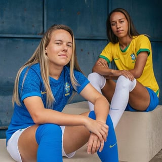  La selección femenina de Brasil estrenará este viernes en un amistoso ante Ecuador una nueva equipación sin las cinco estrellas en el escudo que representaban los mundiales ganados por el combinado masculino. (CORTESIA) 