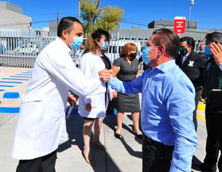 El gobernador de Durango, José Rosas Aispuro Torres, atiende las demandas del personal de salud.