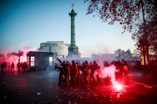 La polémica ley que pretende limitar en Francia la difusión de imágenes de las fuerzas del orden recibió este sábado una nueva gran manifestación en su contra, que denunció un recorte de las libertades y acabó con incidentes. (EFE)
