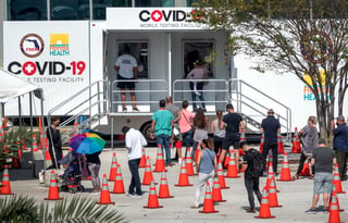 El estado estadounidense de Florida añadió este sábado 6.227 casos nuevos del coronavirus SARS-CoV-2 en plena escalada de la pandemia, con totales desde marzo acercándose al millón de positivos y las hospitalizaciones actualmente en ascenso, según informes del Departamento de Salud estatal. (ARCHIVO)