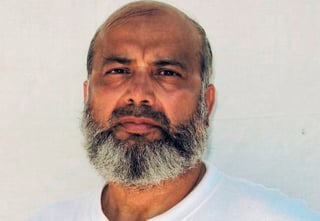 Saifullah Paracha, un paquistaní de 73 años, acudió a su última audiencia ante la junta de revisión. (ARCHIVO)