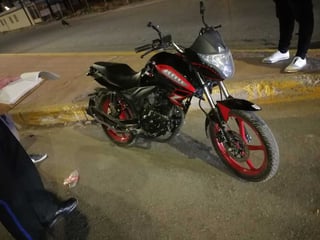 La joven motociclista se impactó contra el camellón central del bulevar Pedro Rodríguez Triana de Torreón. (EL SIGLO DE TORREÓN)