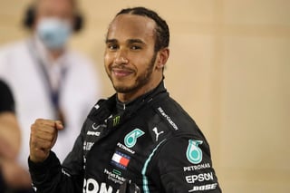 El inglés Lewis Hamilton (Mercedes), que había igualado matemáticamente el récord histórico de siete Mundiales de Fórmula Uno del alemán Michael Schumacher, ganó este domingo el Gran Premio de Baréin, en el circuito de Sakhir, donde el español Carlos Sainz (McLaren) fue quinto. (Especial) 