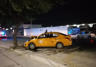 Un taxista chocó contra un árbol y dejó abandonada la unidad en Torreón. (EL SIGLO DE TORREÓN)