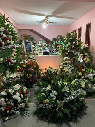 Familiares y amigos y del profesor Guillermo Orozco le enviaron arreglos florales y lo despidieron con la música que le gustaba.