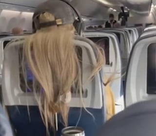Pasajeros de un vuelo captaron la pelea 'más extraña' entre pasajeras por invasión de espacio personal entre asientos. (Especial) 