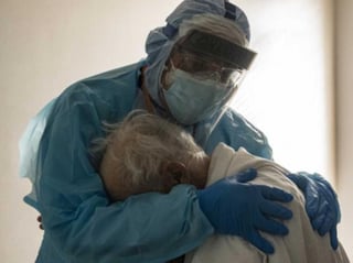 El médico Joseph Varon del United Memorial Hospital en Houston, Texas fue captado por el equipo de medios del lugar abrazando y consolando a un hombre de la tercera edad.  (Especial)