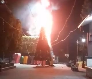 En el municipio de Tancítaro, Michoacán la tarde del pasado domingo se suscitó un incendio en la plaza principal, el cual consumió rápidamente el árbol de navidad que había sido colocado recientemente. (Especial) 