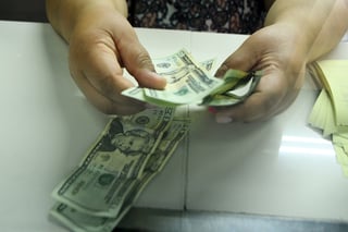 El monto del dinero enviado también aumentó, pues las remeses en promedio fueron 339 dólares, un 4.17 por ciento más que en 2019. (ARCHIVO) 