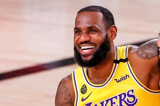 LeBron James ha llegado a un acuerdo con Los Angeles Lakers para ampliar su contrato dos años más por 85 millones de dólares, aseguró hoy su agente Rich Paul al diario Los Angeles Times. (ARCHIVO) 
