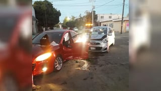 La mañana de este miércoles se registró un accidente vial en la colonia Santa Rosa de la ciudad de Gómez Palacio donde se vieron involucrados un vehículo particular y un taxi. (ESPECIAL)
