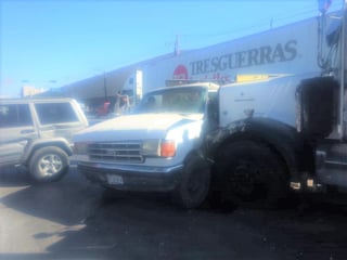 La tarde del este miércoles se registró un accidente vial frente al Parque Industrial de Gómez Palacio donde se vieron involucrados un tráiler y dos vehículos particulares. (EL SIGLO DE TORREÓN)