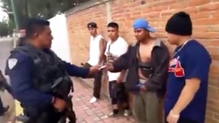 Los jóvenes rapearon frente a los policías para 'librarse de la detención' (CAPTURA) 