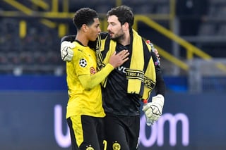 Las intervenciones del meta Roman Burki evitaron la derrota ante el Lazio del Borussia Dortmund (1-1) (AGENCIAS)