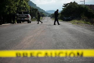 Una serie de enfrentamientos se registraron, de manera simultánea en cuatro municipios del estado de Michoacán, reportaron autoridades municipales y pobladores. (ARCHIVO)