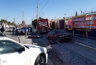 El camión repartidor provocó daños a un Chevrolet, un Dodge y una camioneta Ford. (EL SIGLO DE TORREÓN)