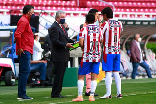 El entrenador de las Chivas de Guadalajara, Víctor Manuel Vucetich celebró que su equipo supo reaccionar frente al León en las semifinales del torneo Apertura del fútbol mexicano. (JAM MEDIA)