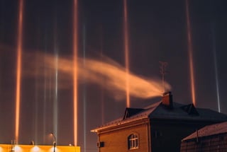 El fenómeno ocurre cuando en la atmósfera hay cristales planos de hielo, sobre los cuales se dispersa la luz. (INTERNET)