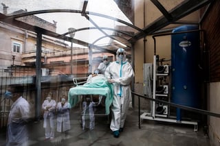 Italia ha confirmado 993 muertos a causa del coronavirus en las últimas 24 horas, el peor dato registrado desde el comienzo de la emergencia por la pandemia en febrero. (ARCHIVO) 