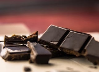 Y entre las opciones preferidas de las personas para comer en esta época también está el chocolate amargo. Ya sea que lo consuman en barra solo, o con nuez, almendra, o pasas. (Especial) 