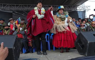 En el evento hubo música autóctona andina y predominaron las banderas azules del MAS y la wiphala. (EFE) 