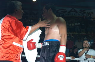 En cada evento de box profesional que se montaba en La Laguna, 'El Negro' (i) estaba presente, un auténtico enamorado del deporte.(ARCHIVO)