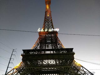 Se instaló un trineo con renos navideños en la torre Eiffel de Gómez Palacio y se colocaron adornos en otros puntos del municipio.