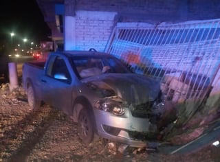 El vehículo se desplazaba sobre los carriles de circulación de Torreón a Lerdo cuando su conductor perdió el control del volante y se salió del camino. (EL SIGLO DE TORREÓN)