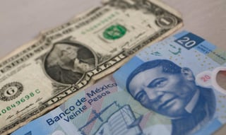El peso mexicano cerró este viernes intercambiándose en 19.8 unidades por dólar estadounidense en el mercado interbancario, en una semana de apreciación marcada por el optimismo ante el avance de las vacunas contra la COVID-19.(ARCHIVO)