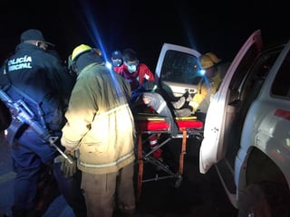 El hombre fue trasladado en una ambulancia de la Cruz Roja a un hospital.