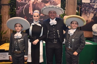 Acompañado de su familia, 'Toñote' Salcedo asumió la presidencia de la Federación Mexicana de Charrería para el periodo 2021 - 23. (ESPECIAL)