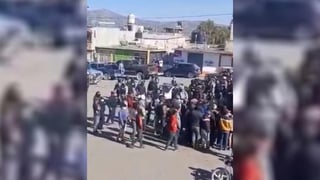 Pobladores de Cuautlacingo retuvieron esta mañana a tres policías municipales de Teotihuacán, luego de que en la detención de presuntos 'huachicoleros', hubo disparos que hirieron a un menor de edad. (ESPECIAL)