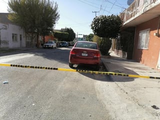 Asesinan a hombre en la colonia Nueva Aurora de Torreón, para despojarlo de su vehículo, el probable responsable logró huir a bordo de auto robado. (EL SIGLO DE TORREÓN)