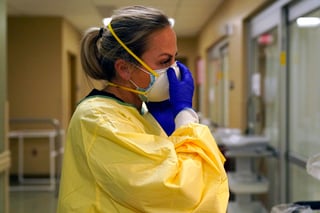 Estados Unidos registró este sábado 229,859 nuevos contagios del nuevo coronavirus y rompió el récord de infecciones del viernes (225,594) en medio de un nuevo repunte de la pandemia en el país. (ARCHIVO)