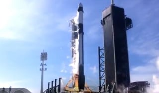 Un cohete Falcon 9 de la compañía privada aeroespacial SpaceX despegó este domingo con una cápsula cargada con productos frescos y material y equipos científicos para la Estación Espacial Internacional (EEI) desde el Centro Espacial Kennedy de la NASA en Cabo Cañaveral (Florida). (Twitter) 