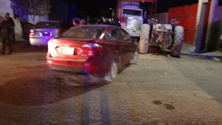 Un conductor abandonó su vehículo tras provocar un accidente vial en la colonia El Refugio de Gómez Palacio, impactó a un automóvil en movimiento y provocó daños a dos estacionados. (EL SIGLO DE TORREÓN)