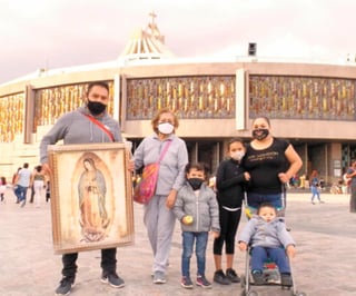 Desde hace 20 años, Luis organiza una pequeña peregrinación en compañía de sus tres hijos, su esposa y su madre, para dar gracias a la Virgen de Guadalupe por un año más de vida.
(EL UNIVERSAL)