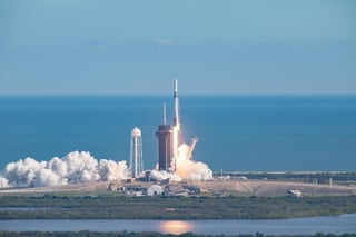 SpaceX lanzó el una versión nueva y más grande de su nave de suministro Dragon a la Estación Espacial Internacional, la primera ocasión que la compañía tiene dos cápsulas en órbita al mismo tiempo. (ARCHIVO) 