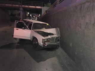 Un fuerte accidente se registró la madrugada de este lunes en el paso a desnivel de la calle Urrea de Gómez Palacio, en el lugar las autoridades ubicaron una carroza completamente destrozada del frente.
(EL SIGLO DE TORREÓN)