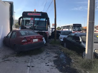 Un autobús de pasajeros se impactó contra 10 vehículos estacionados al oriente de la ciudad de Torreón, el saldo fue de tres personas lesionadas y daños materiales de consideración. (EL SIGLO DE TORREÓN)