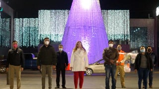 La noche de este lunes, Marina Vitela Rodríguez, presidenta municipal de Gómez Palacio, encendió las luces que adornan el tradicional pino navideño así como el resto de los adornos alusivos a la época decembrina, distribuidos por toda la ciudad. (DIANA GONZÁLEZ)