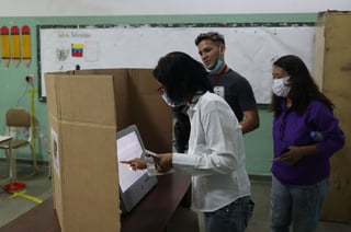 El chavismo proclamó este lunes un triunfo mayor al adjudicado en las elecciones parlamentarias que celebró Venezuela el domingo. (ARCHIVO) 